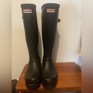 Hunter tall rain boots. Size 7. Matte finish.